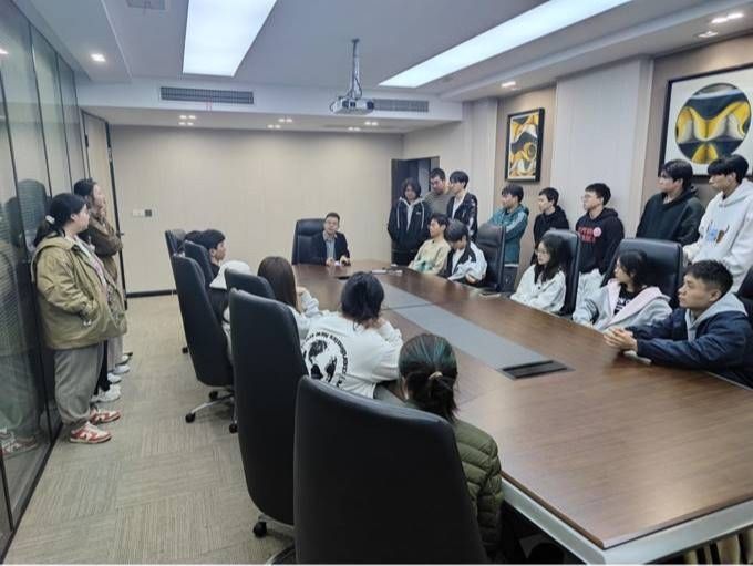 图5 师生协同开展实训难点专题讨论会