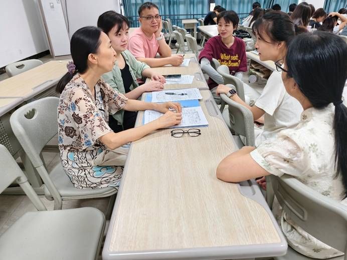 一群人正在用餐聊天 AI 生成的内容可能不正确。