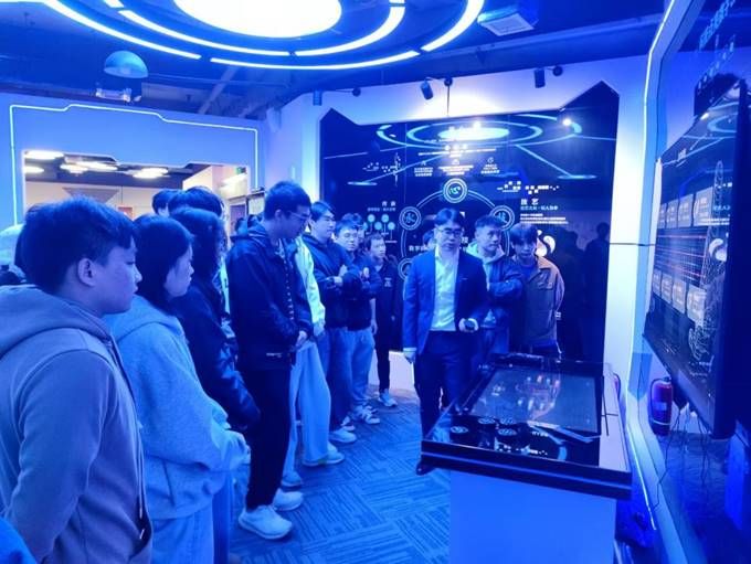 同学们观摩技术应用成果