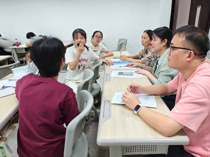 一群人坐在桌子边 AI 生成的内容可能不正确。